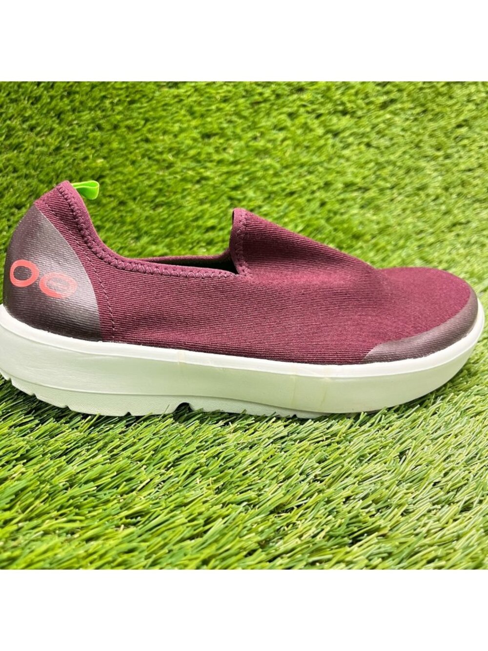 OOFOS OOmg EeZee Low Women Size 6.5 Burgundy White Casual Slip On Recovery Shoes